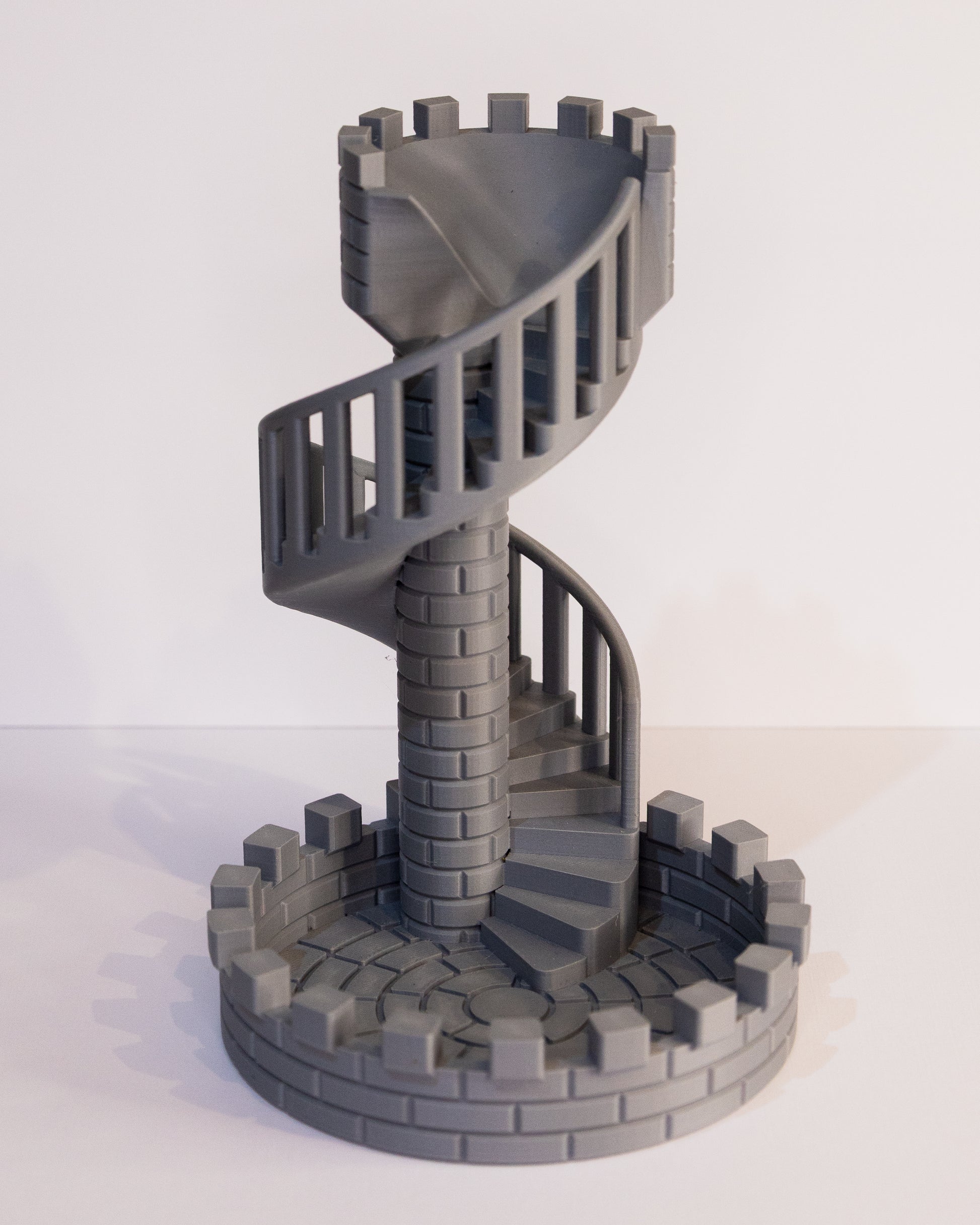 Dice tower grigia a forma di torre medievale con scala a chiocciola, stampata in 3D, utilizzata per lanciare i dadi – Brick’n Dice