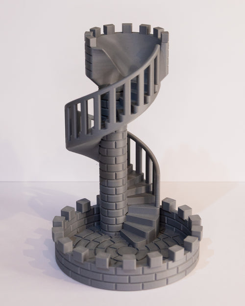 Dice tower grigia a forma di torre medievale con scala a chiocciola, stampata in 3D, utilizzata per lanciare i dadi – Brick’n Dice