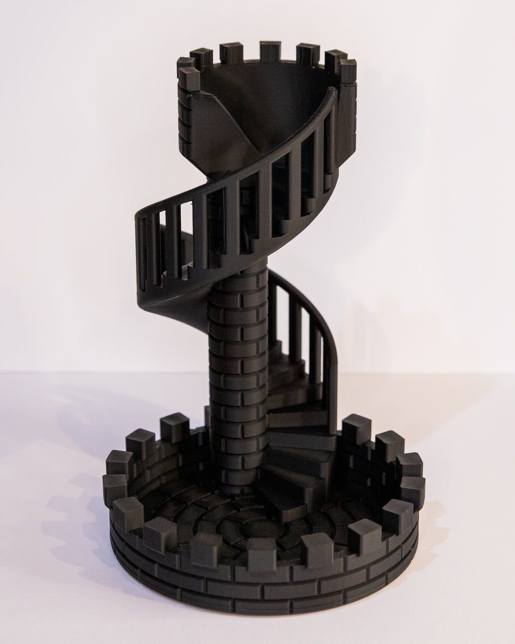 Dice tower nera a forma di torre medievale con scala a chiocciola, stampata in 3D, utilizzata per lanciare i dadi – Brick’n Dice