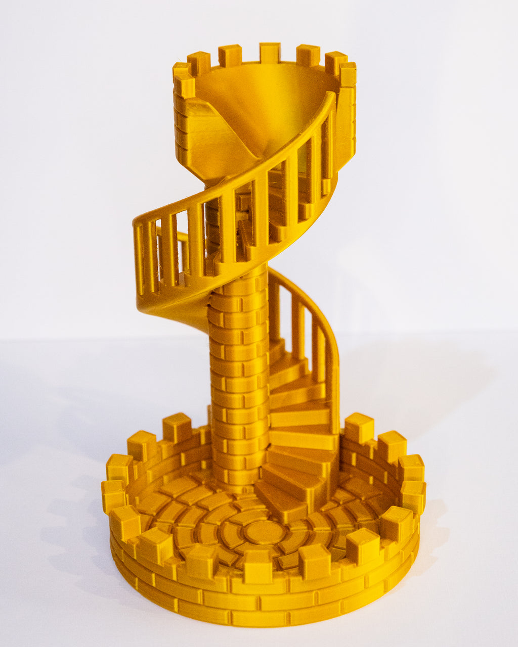Dice tower oro a forma di torre medievale con scala a chiocciola, stampata in 3D, utilizzata per lanciare i dadi – Brick’n Dice