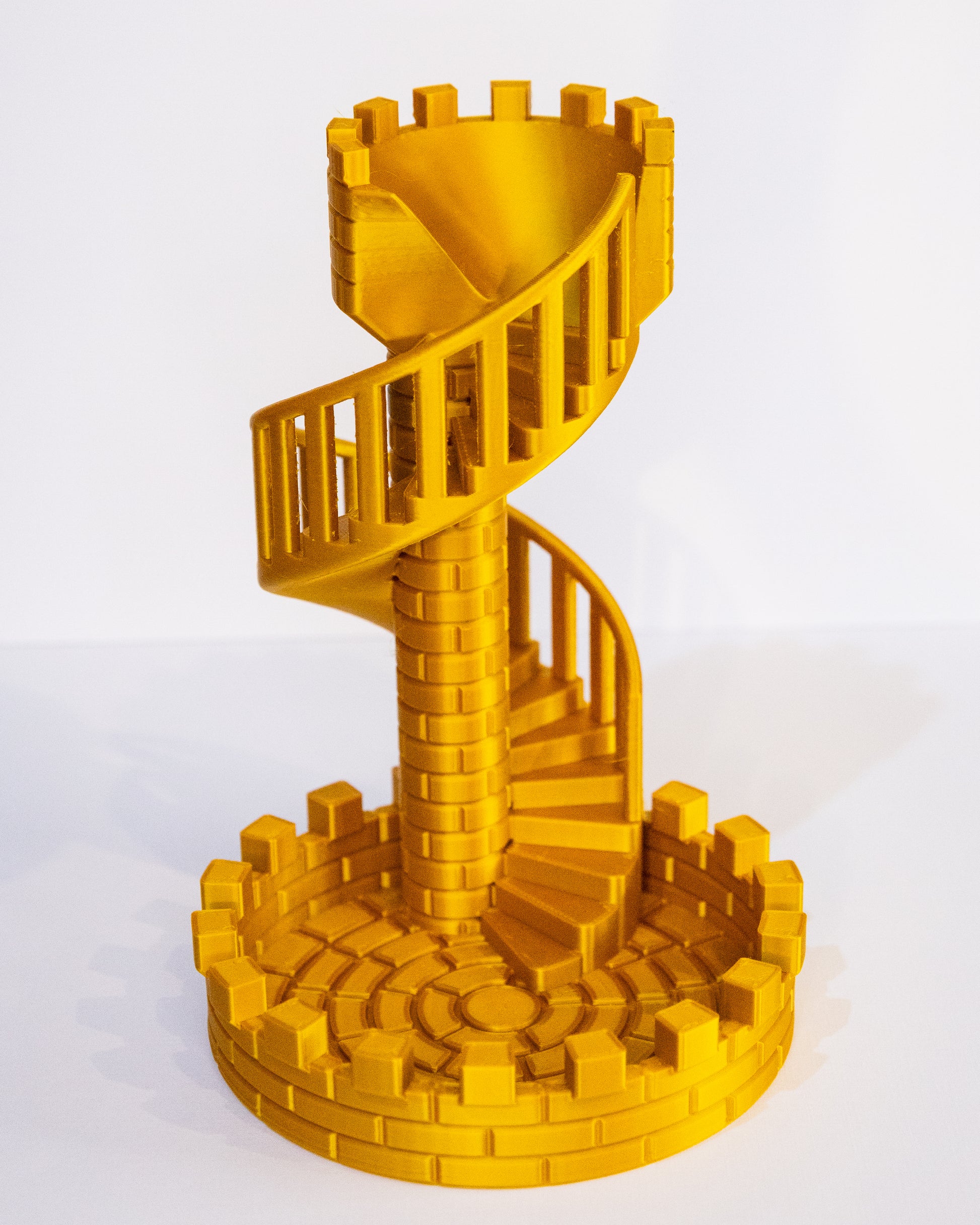 Dice tower oro a forma di torre medievale con scala a chiocciola, stampata in 3D, utilizzata per lanciare i dadi – Brick’n Dice